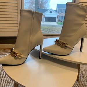 White leather bootie Nine West